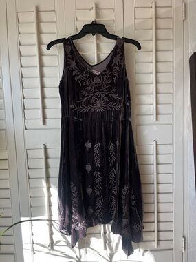 Johnny Was Velvet Embroidered Handkerchief Hem Dress – Embroidered Deep Plum